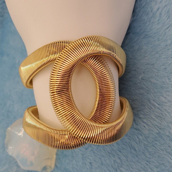 NEW AND BEAUTIFUL GOLD WIRED CLAMPER BRACELET - Picture 3 of 6